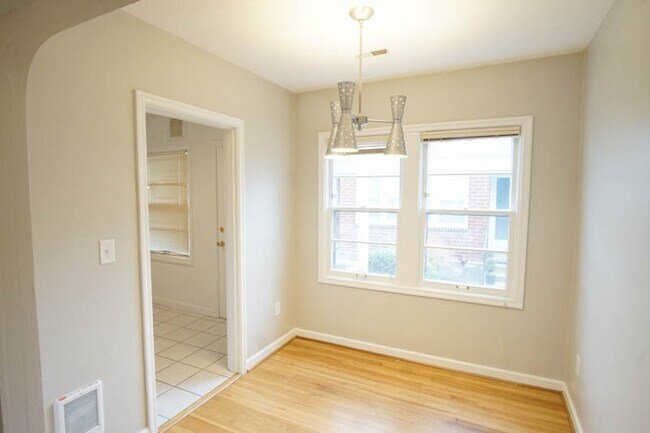 Building Photo - Charming 1-bedroom Courtyard Apartment in Ideal Location!