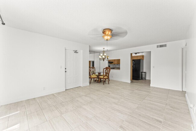 Building Photo - 1117 Green Pine Blvd