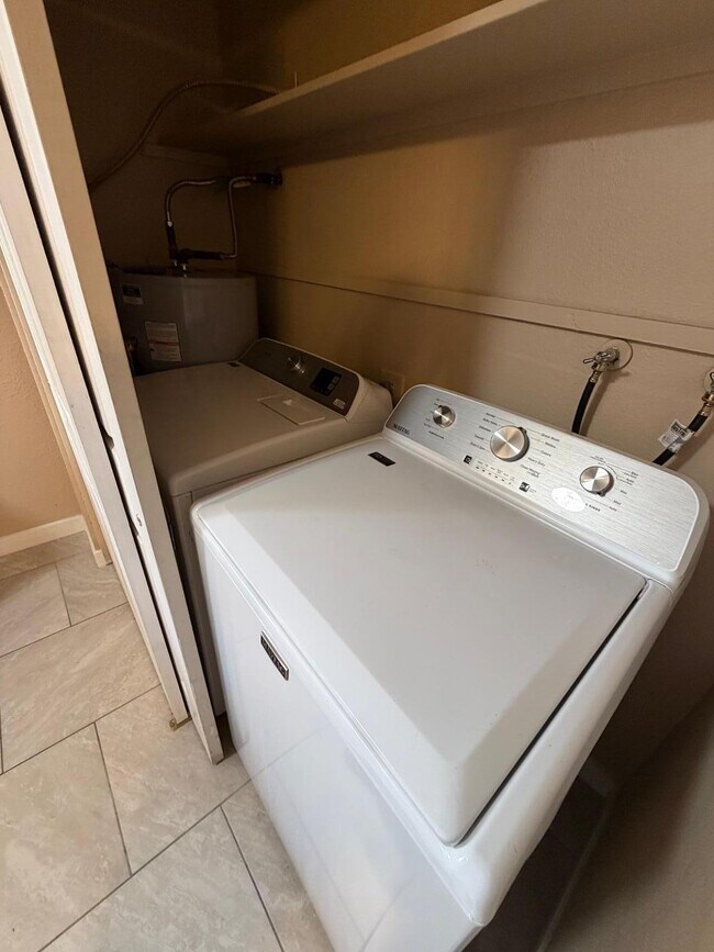 Building Photo - 1438 N Shill Dr