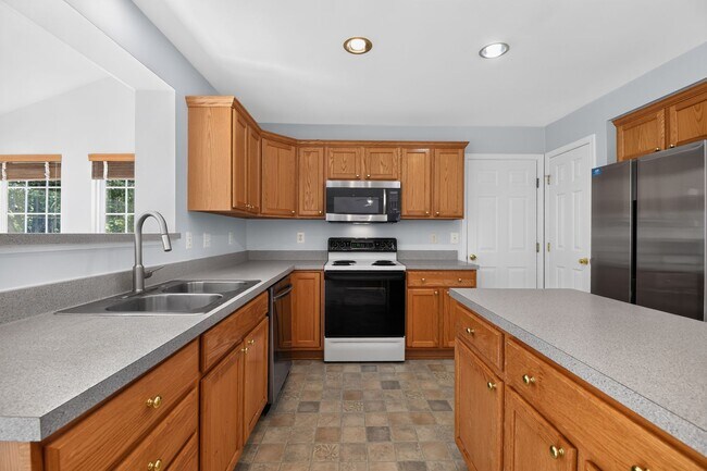 Building Photo - Meticulously maintained & spacious 4 Bd/2 full & 2 half bath home  Home in Dawson's Landing - Pet...