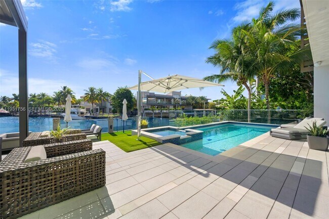 Building Photo - 3260 NE 165th St