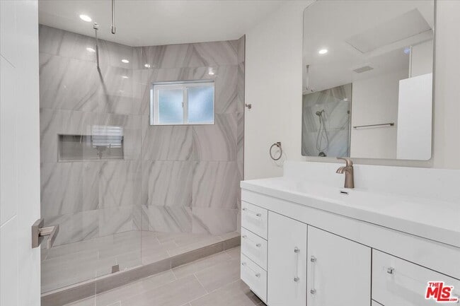 Building Photo - 6917 Encino Ave
