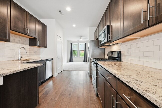 Building Photo - Great Townhome, Perfect Location! License #2023-BFN-0071747