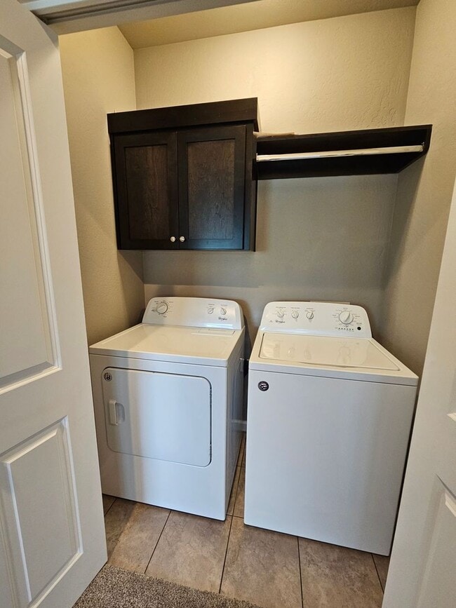 Building Photo - Beautiful 3 Bedroom Townhouse! Won't Last!