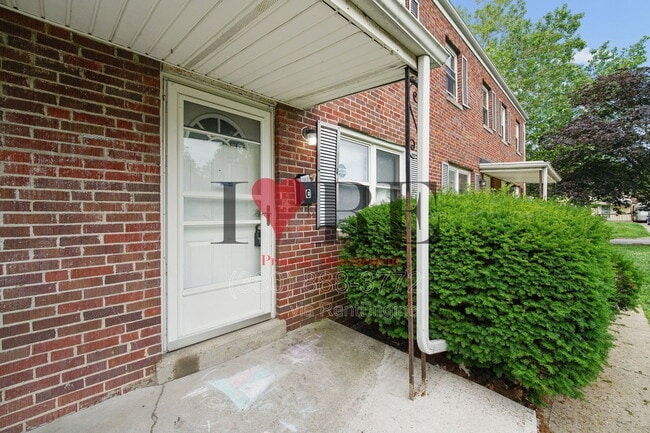 Building Photo - 338 S Chase Ave