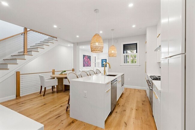 Building Photo - 722 E 5th St