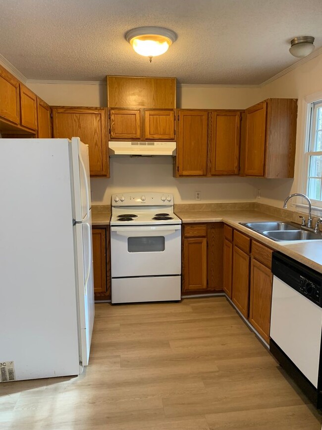 Building Photo - MOVE IN TODAY WITH NEW RENT AMOUNT! 717 St...