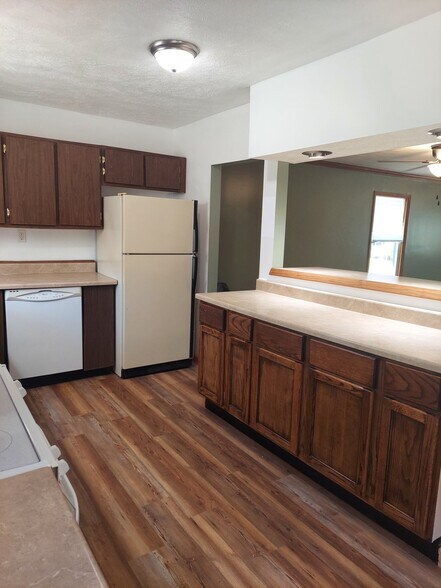 Building Photo - 827 Fairyland Ave