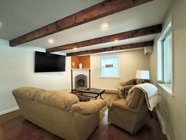 Building Photo - 1330 Lake St