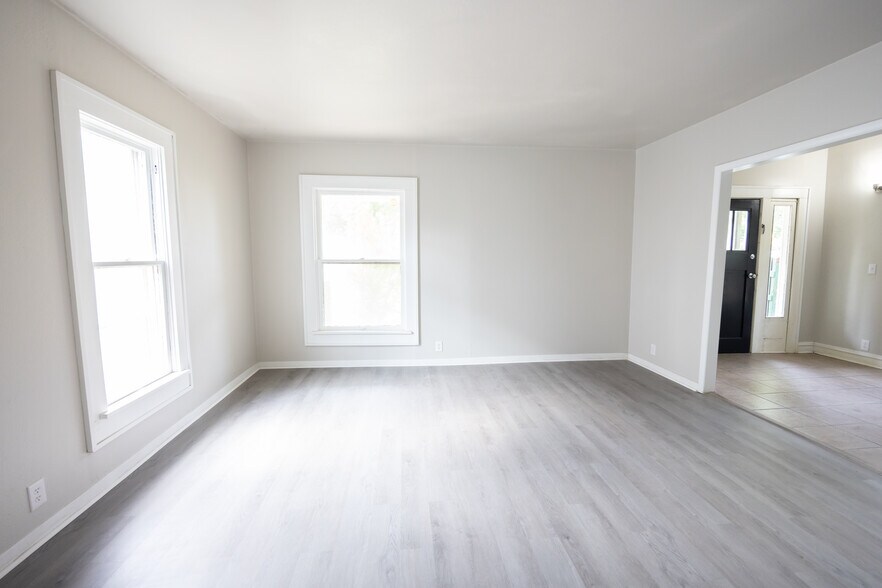 Building Photo - 413 E Hazel Ave