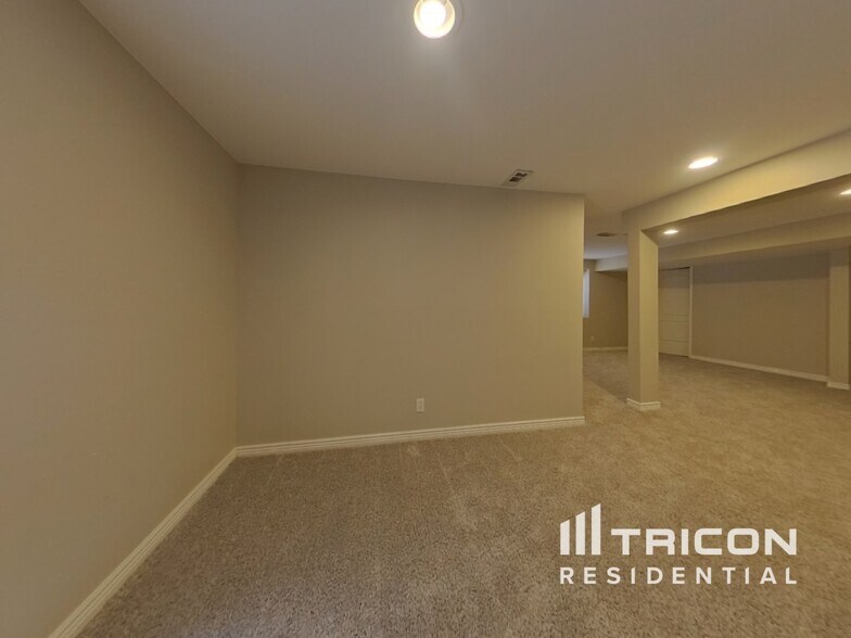 Building Photo - 5123 S Ouray Ct