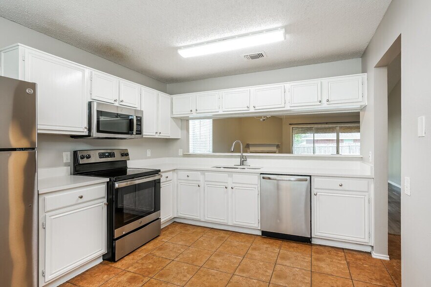 Building Photo - 4653 Feathercrest Dr