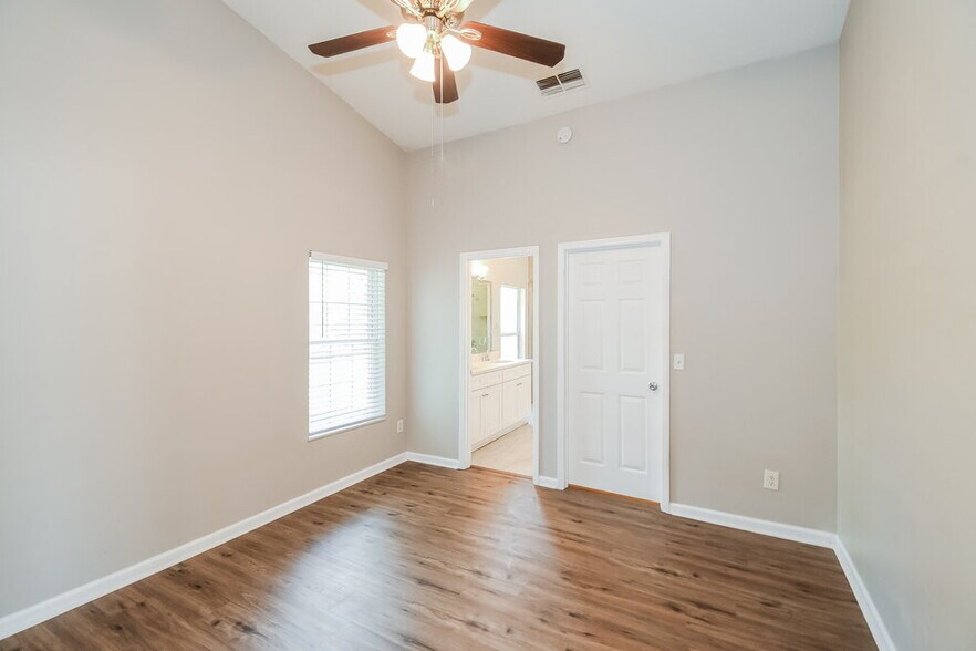 Building Photo - 3306 Lake Effie Ct N