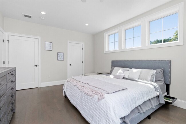 Building Photo - 2 Elm St