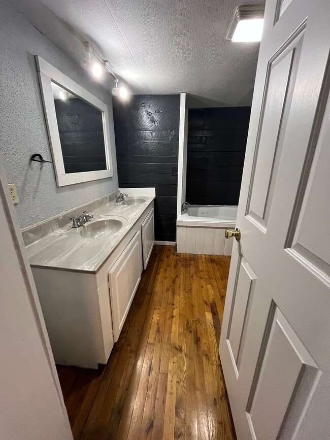 Building Photo - 3-bedroom, 2-bath single-family home located in Greencastle