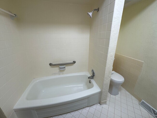 Building Photo - 3 Bedrooms! 2 Bath! Kickapoo Schools! Vill...