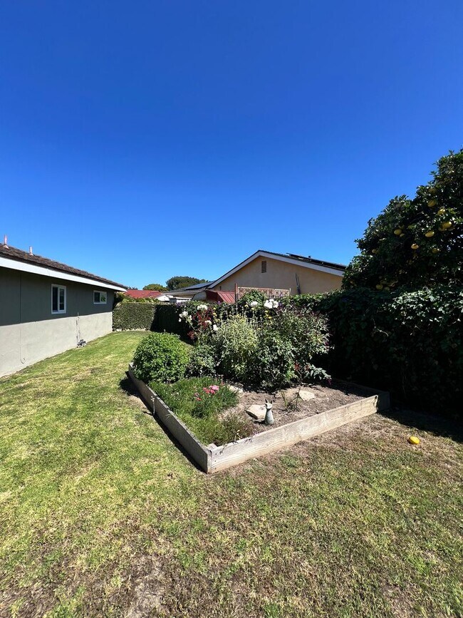 Building Photo - 3 Bed 2.5 Bath Fountain Valley Beauty Now Available