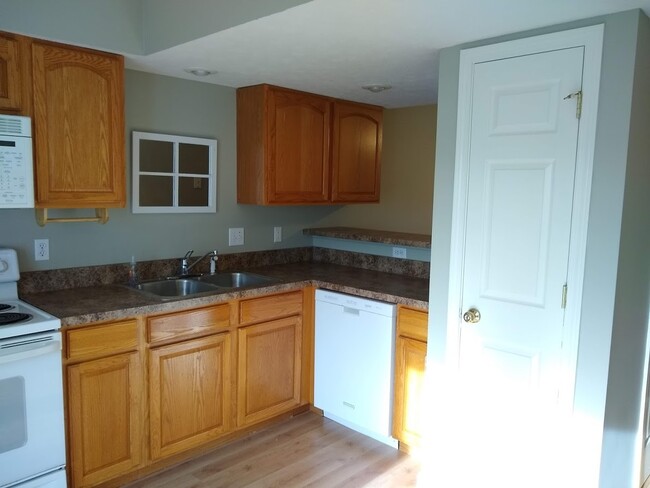 Building Photo - 2 bedroom Townhome: Oaklawn Park!