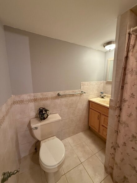 Building Photo - 458 Midland Ave