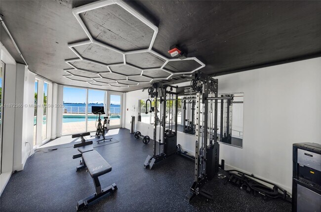 Building Photo - 2000 Bay Dr