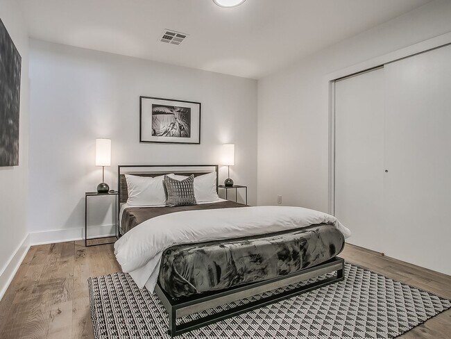 Building Photo - Champagne Plaza - Furnished Back House