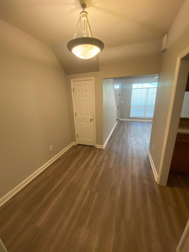 Building Photo - Lovely Three bedroom/two bath townhouse off Blairstone Road!