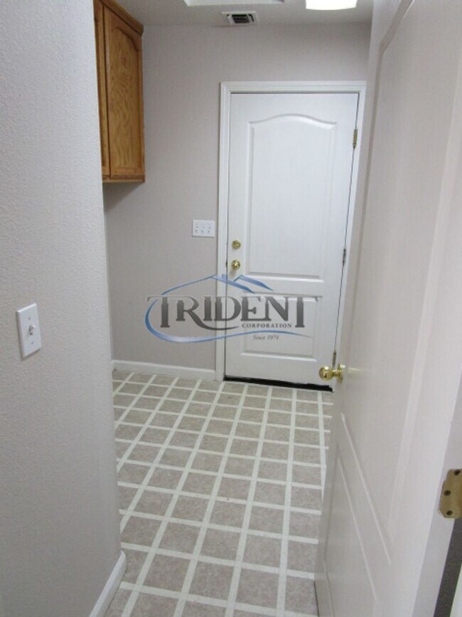 Building Photo - Beautiful Yuba City home on a large lot