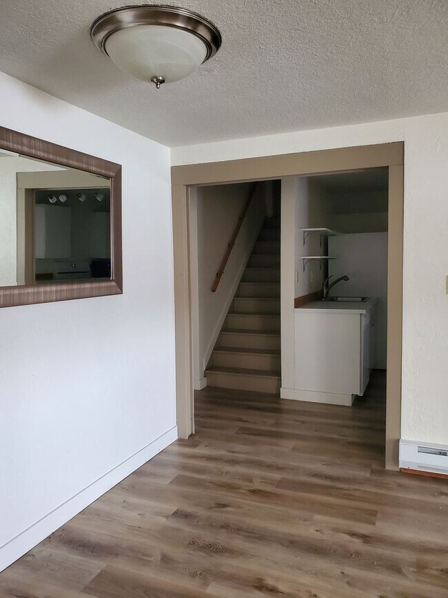 Building Photo - 2 Bedroom 1 Bath Lakefront w/all utilities and lawn care included