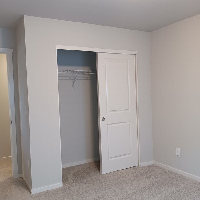 Building Photo - Beautiful Modern Home in Woodburn is Ready For You!!