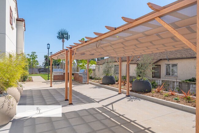 Building Photo - Whitmore Villa.