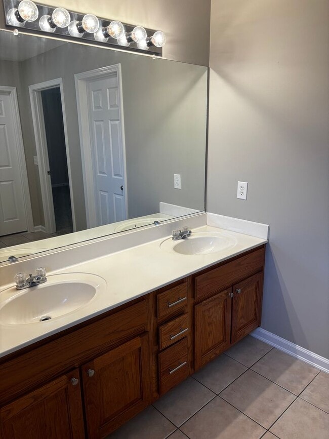 Building Photo - 3 Bedroom/ 2Bath located in Nettleton School District