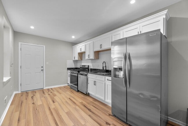 Building Photo - 2042 E Fayette St