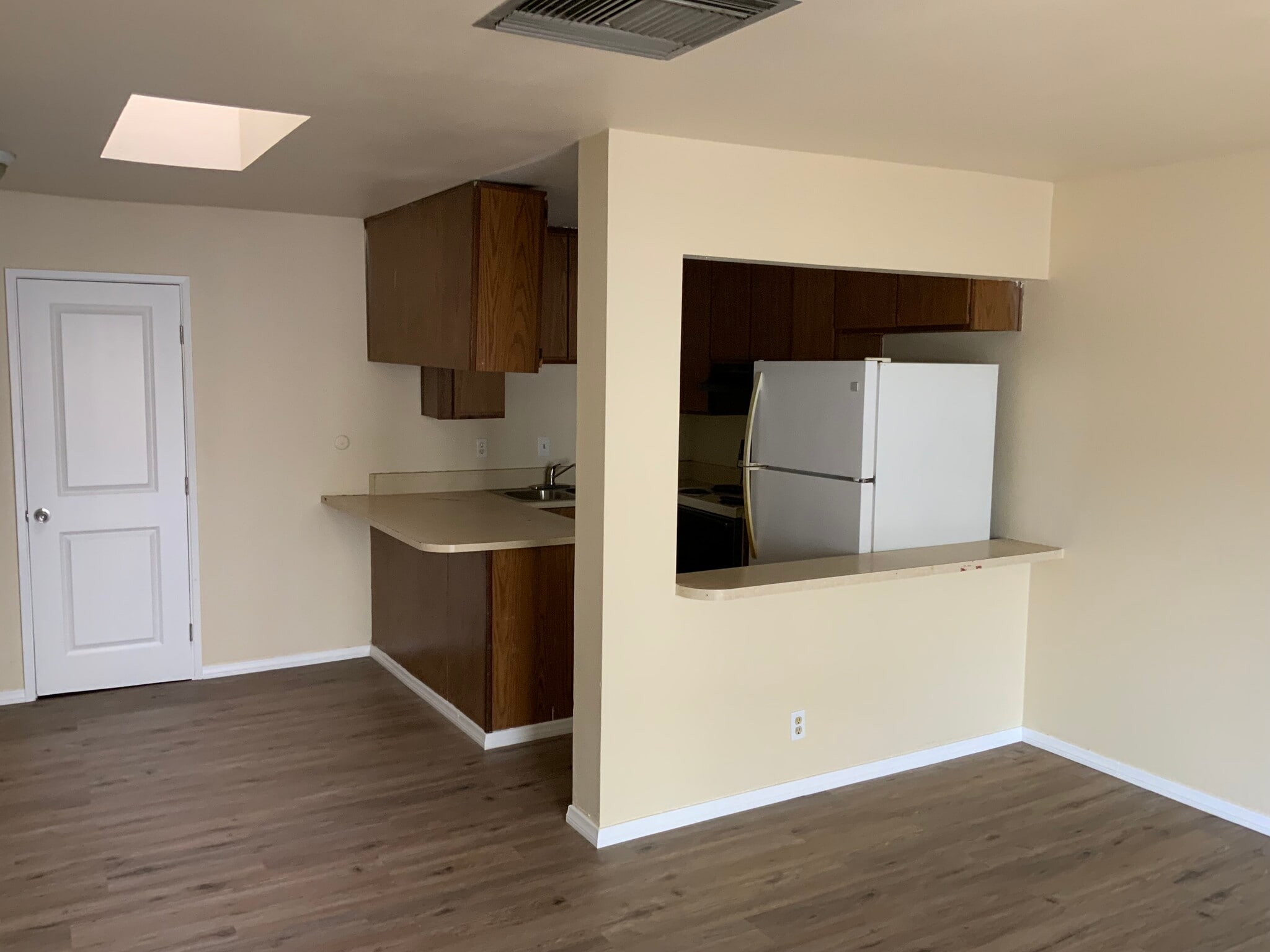Building Photo - 560 Greenbrier Dr