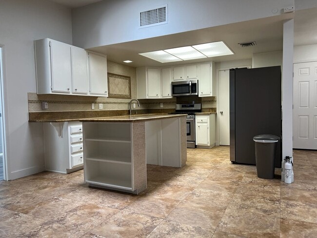 Building Photo - Spacious Single-Story 6-bed 3-bath Oasis with Private Pool and Spa in Spring Valley