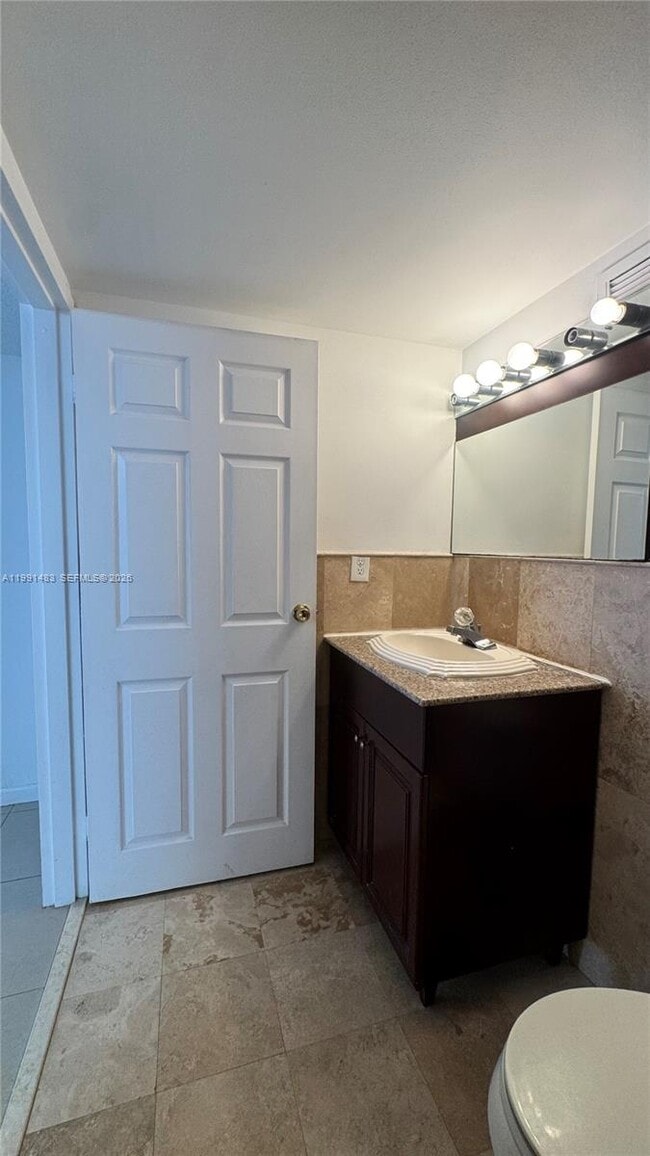 Building Photo - 17021 N Bay Rd