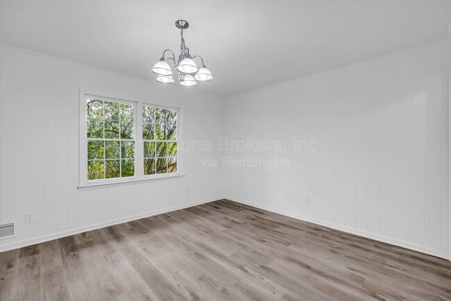 Building Photo - 1586 Kings Rd