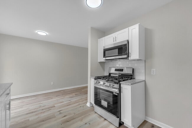 Building Photo - 2331 Deerfield Ct
