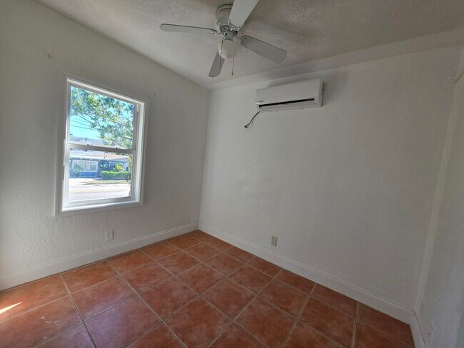 Building Photo - 803 Selkirk St