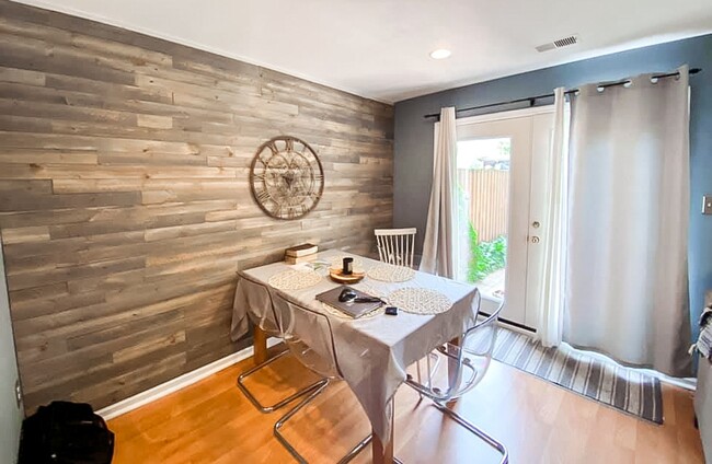 Building Photo - Beautiful 3 Bedroom 2.5 Bathroom Brick Fro...
