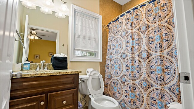 Building Photo - 800 S Washington St