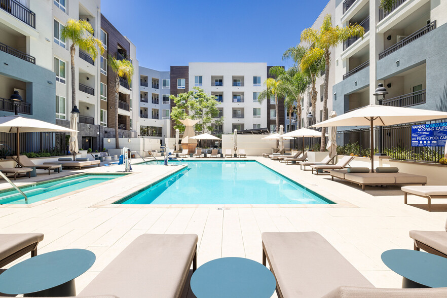 Resort Style Pool & Spa | Elan Huntington Beach | Apartments in Huntington Beach, CA - Elan Huntington Beach