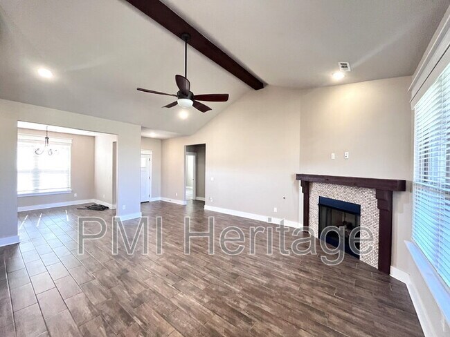 Building Photo - 557 Rossi St