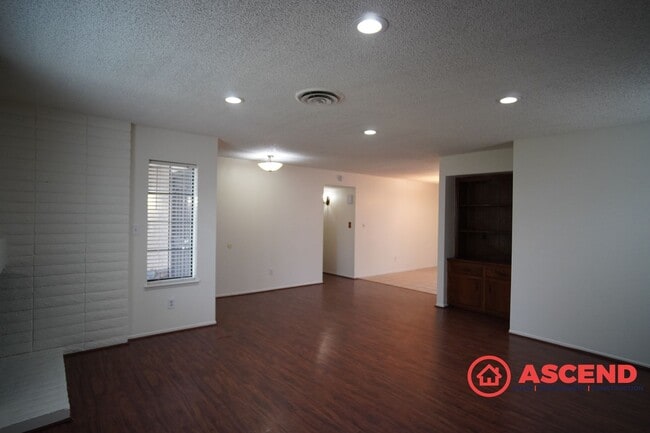 Building Photo - Cozy Southwest 3 Bedroom 2 Bath Home Comin...