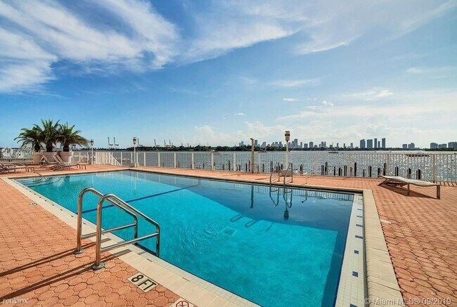 Building Photo - 1228 West Ave