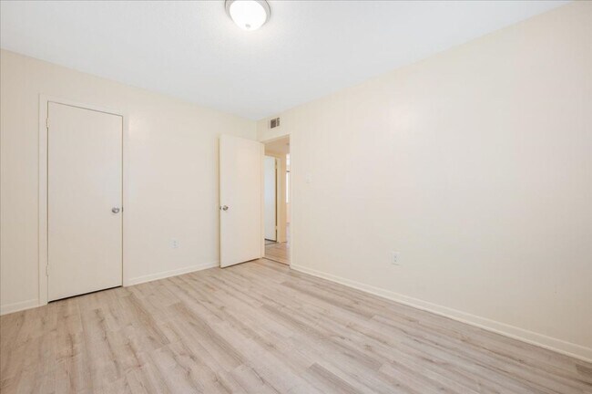 Building Photo - 2-Bedroom Apartment in Convenient Savannah Location