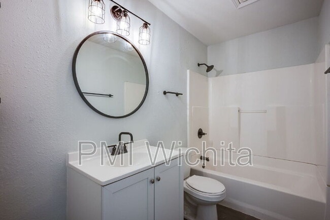 Building Photo - 420 W Mahoney Dr