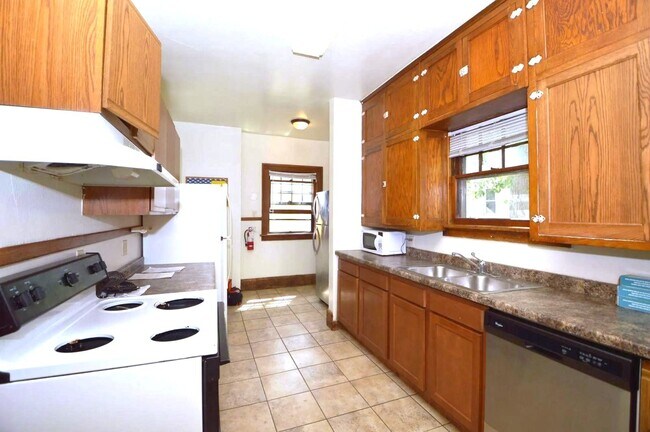 Building Photo - 388 3rd Ave S