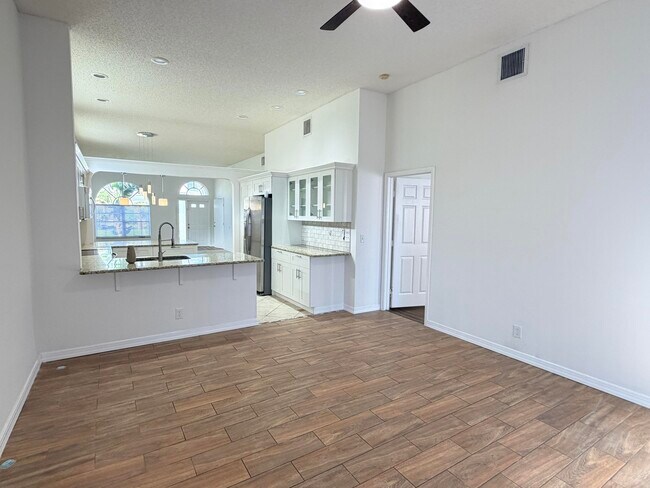 Building Photo - 133 Woodlake Cir