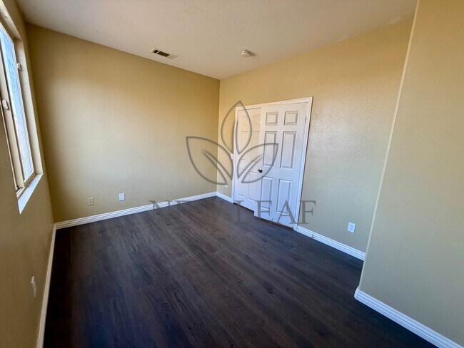 Building Photo - 4 bedroom 3bath 3 car garage in Victorville