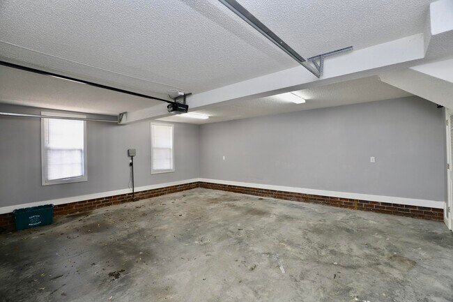 Building Photo - 1855 Beachforest Way